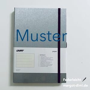 Dein Geschenk: Ein hochwertiges DIN A5 Lamy Notizbuch für deine ganz persönlichen Gedanken. Der Versand des Notizbuches erfolgt nach Ablauf der Stornofrist von 14 Tagen. Es besteht kein Anspruch auf Farbwahl. Sollte das Lamy Notizbuch nicht verfügbar sein, wird ein vergleichbares Produkt verschickt.