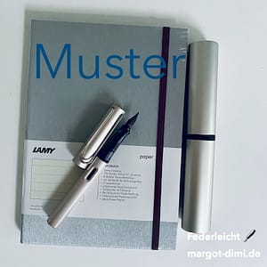 Als Geschenk bekommst du eine Lamy Lx Füllfeder und ein DIN A5 Lamy Notizbuch zugeschickt. Der Versand der Füllfeder und des Notizbuches erfolgt nach Ablauf der Stornofrist von 14 Tagen. Es besteht kein Anspruch auf Farbwahl. Sollte die Lamy Lx oder das Lamy Notizbuch nicht verfügbar sein, wird ein vergleichbares Produkt verschickt.